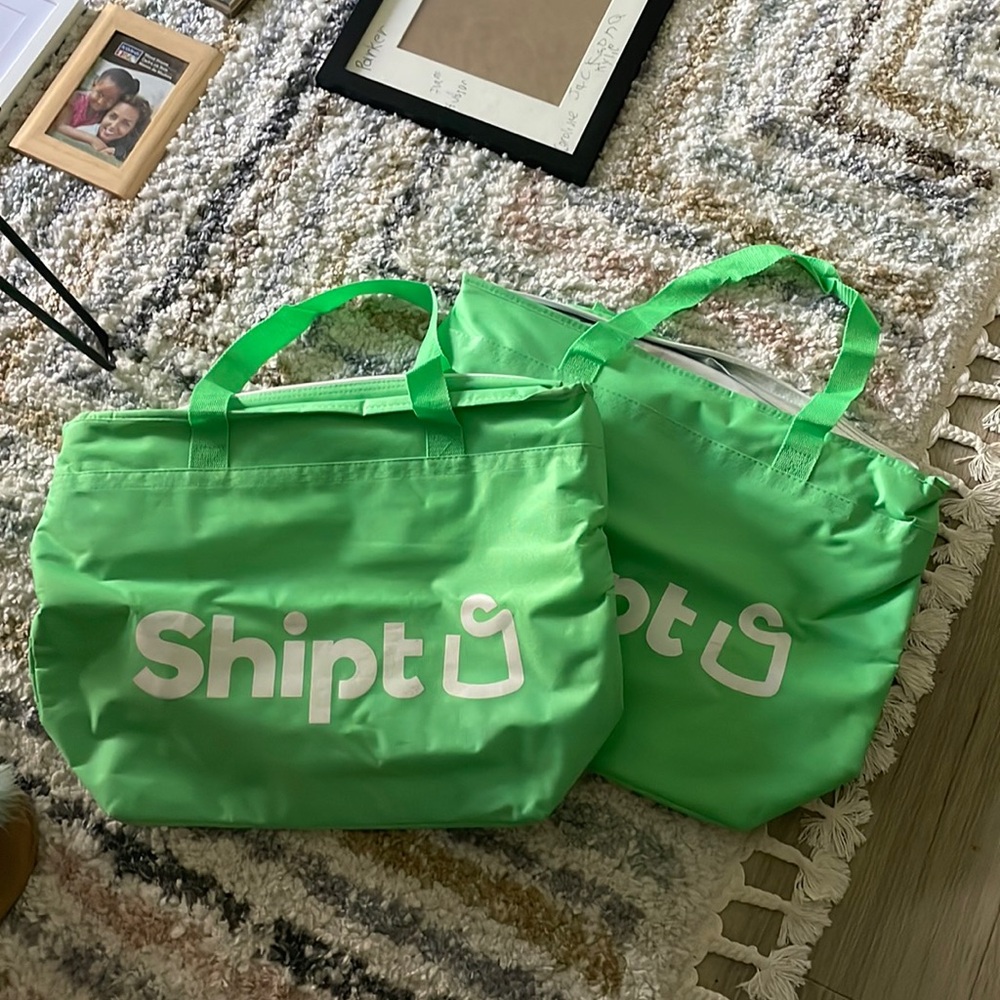 2 insulated cooler bags